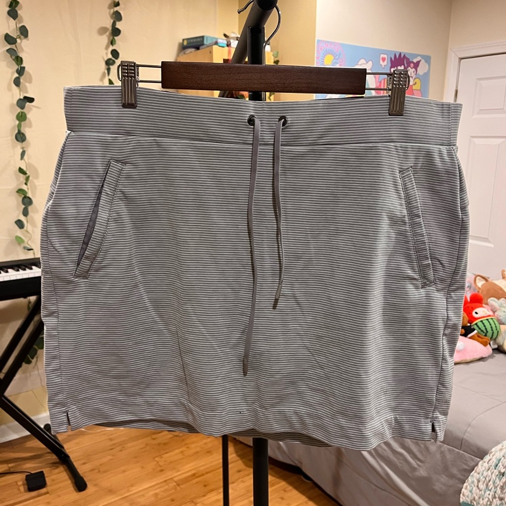 Athleta Striped Gray Skort with Pockets